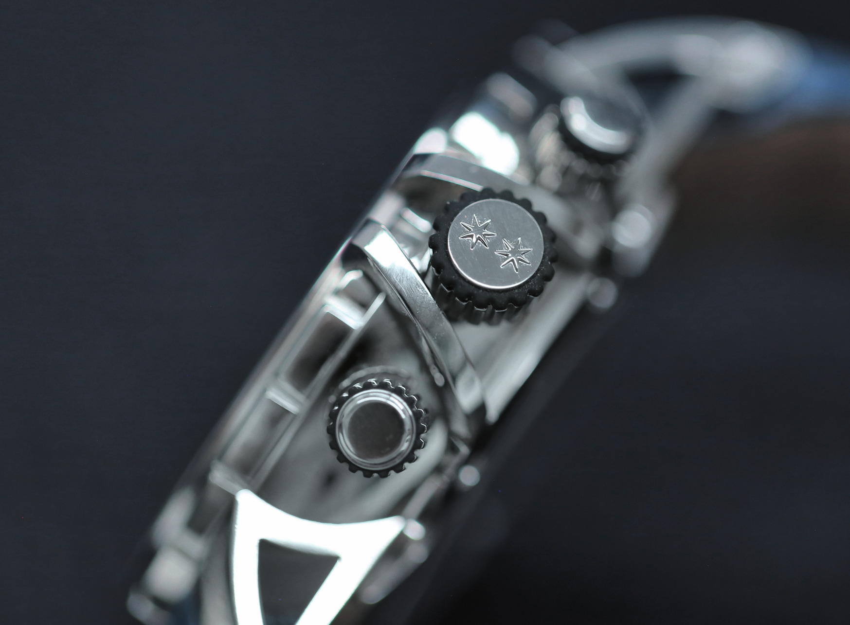 The crown bears Jaquet Droz’s double-star emblem