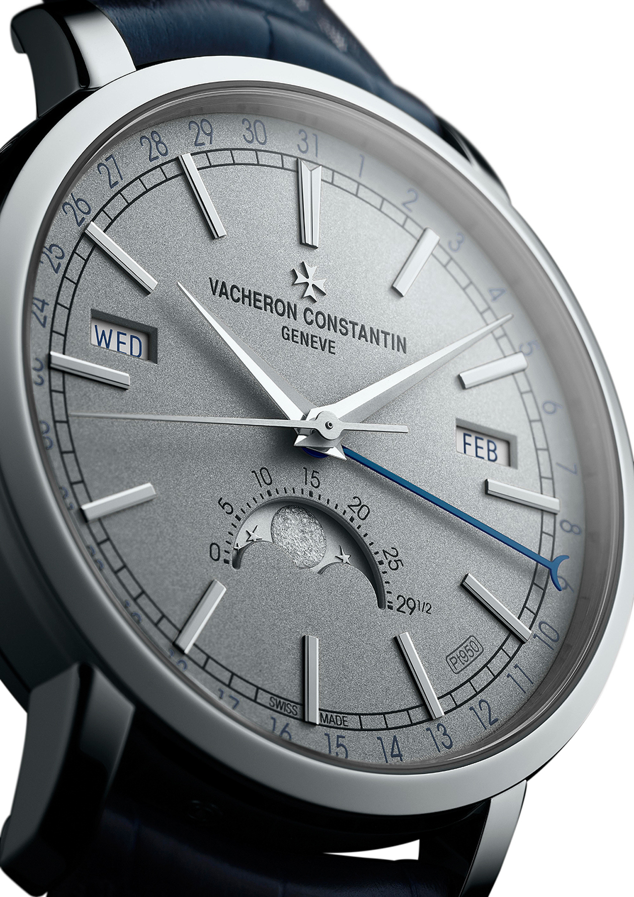 The “Pt950” inscription on the sandblasted dial proclaims the watch’s place in the Excellence Platine collection.