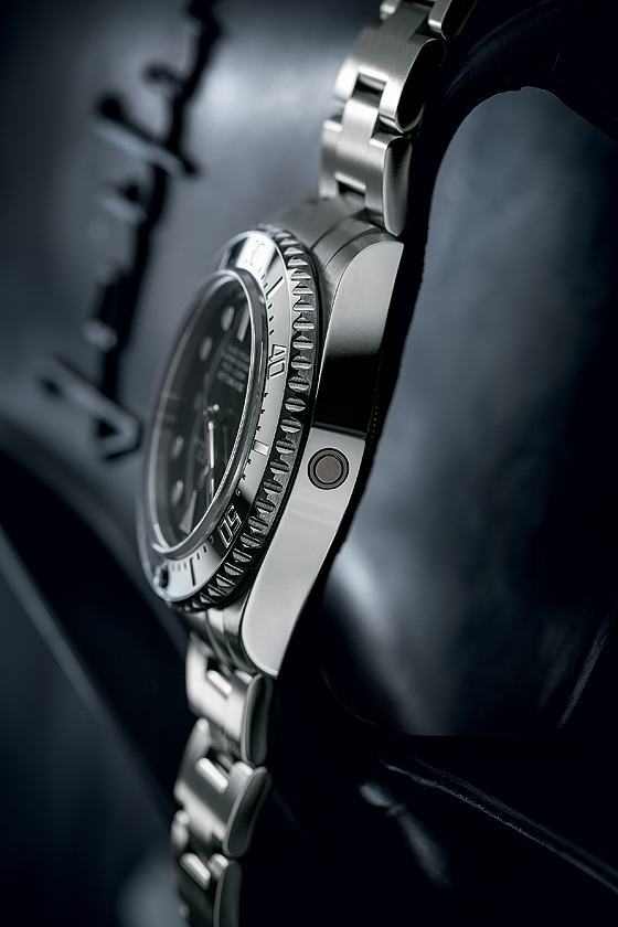 A helium valve prevents the watch crystal from popping off when the diver is in a decompression chamber.