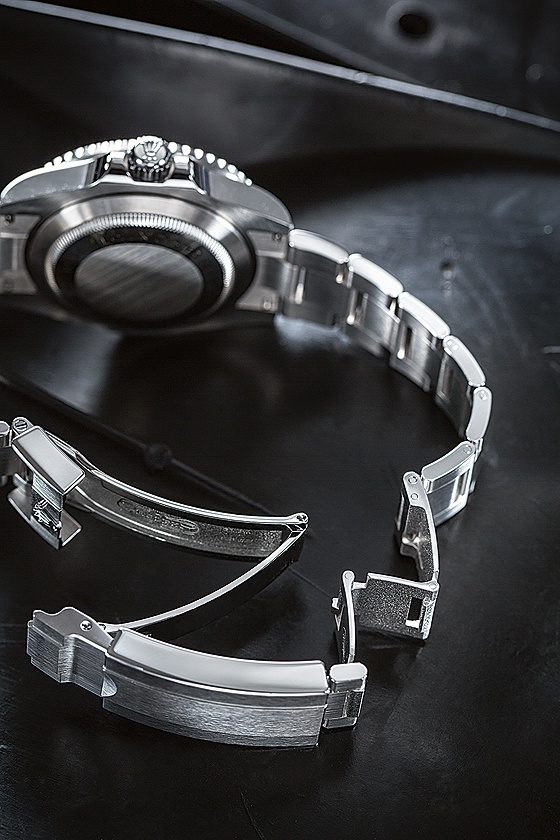 A bracelet with a divers’ extension can be lengthened to fit over a wetsuit.