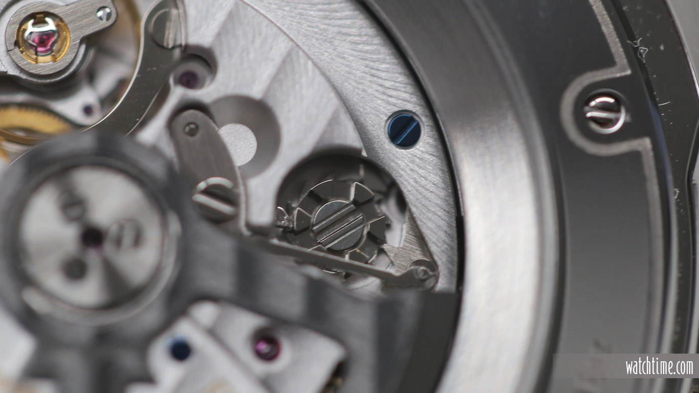 The chronograph is driven by a column wheel.