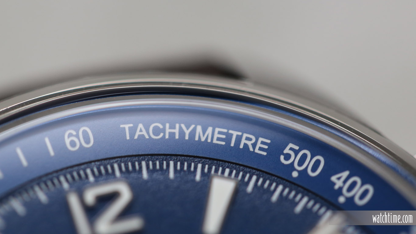The opaline finish on the flange contrasts with the grained finish on the dial’s outer minutes circle.