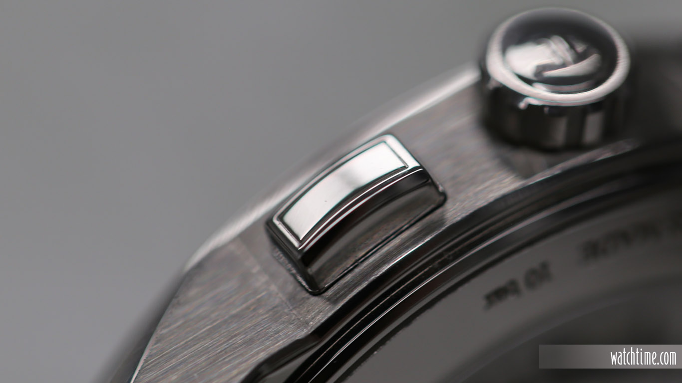 The crown and chronograph pushers are designed for easy gripping.