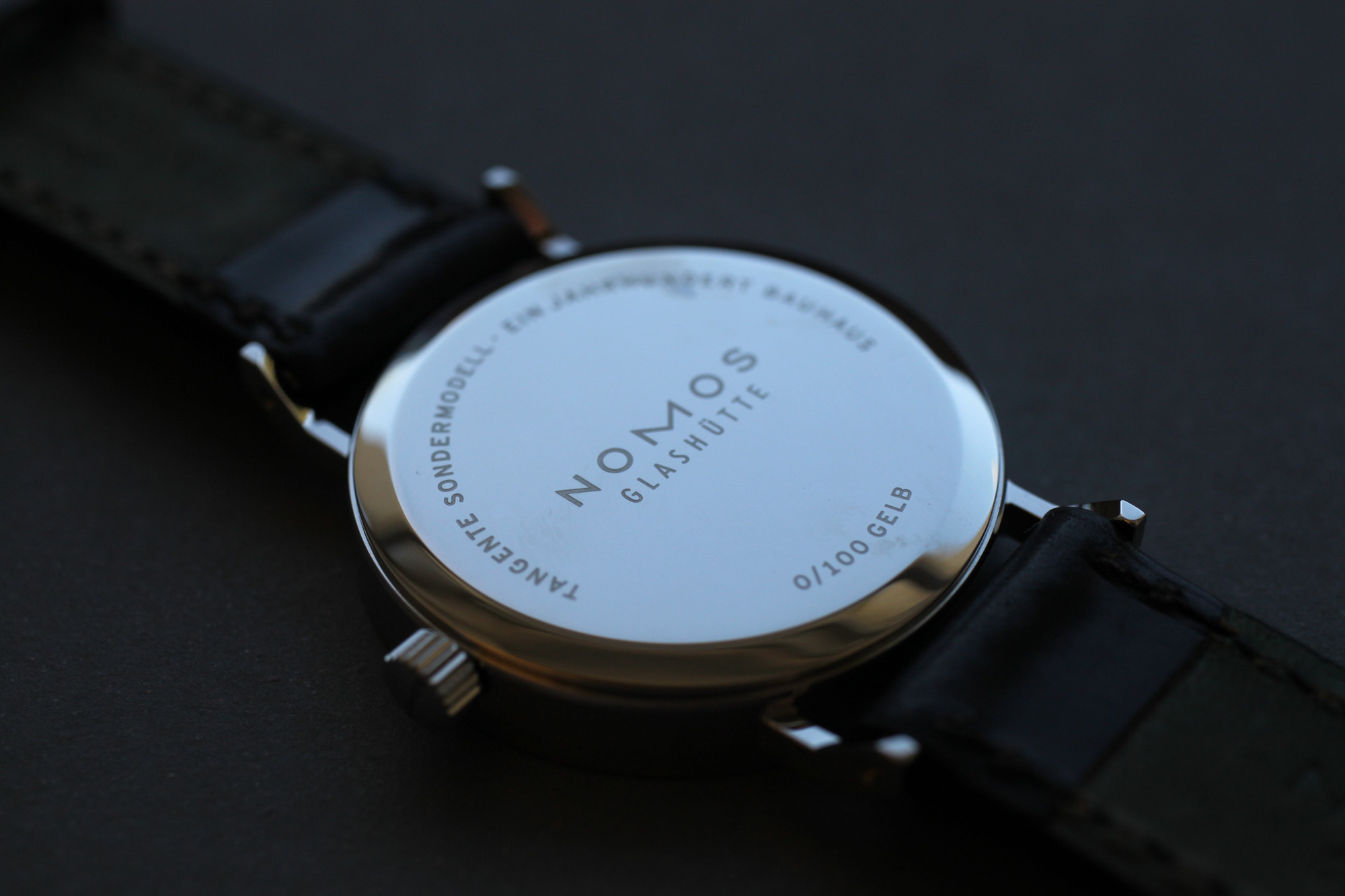 The closed caseback features the limited edition number and an engraving paying tribute to the Bauhaus anniversary.