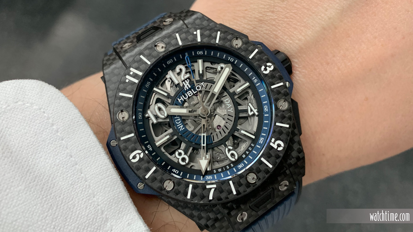 Hublot_Big_Bang_GMT_Carbon_Wrist_2_NY_2019.jpg