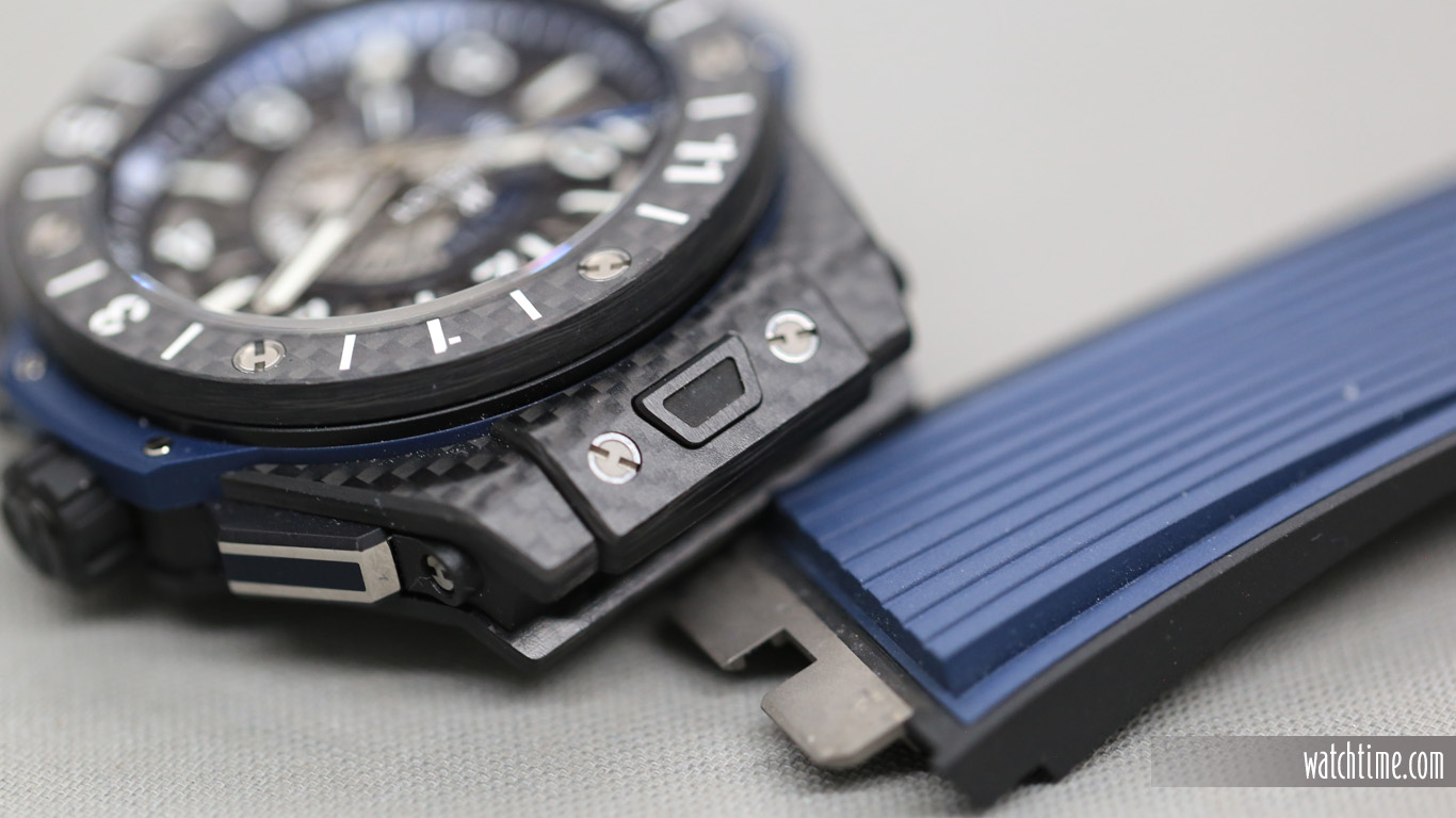 Hublot_Big_Bang_GMT_Carbon_Strap_NY_2019.jpg