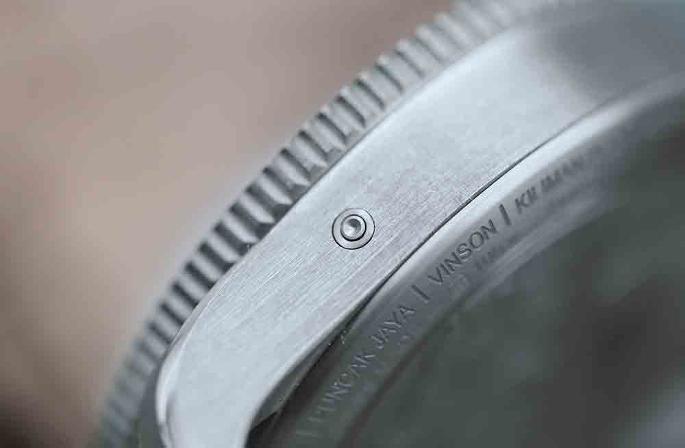 The corrector pusher at 10 o’clock can be used to advance the additional time zone at 9 o’clock independently.