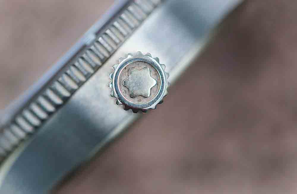 The comparatively low position of the crown is a clear indication of a module placed on top of the automatic movement. The crown features the brand’s logo, a representation of the snow-covered peak of Mont Blanc.