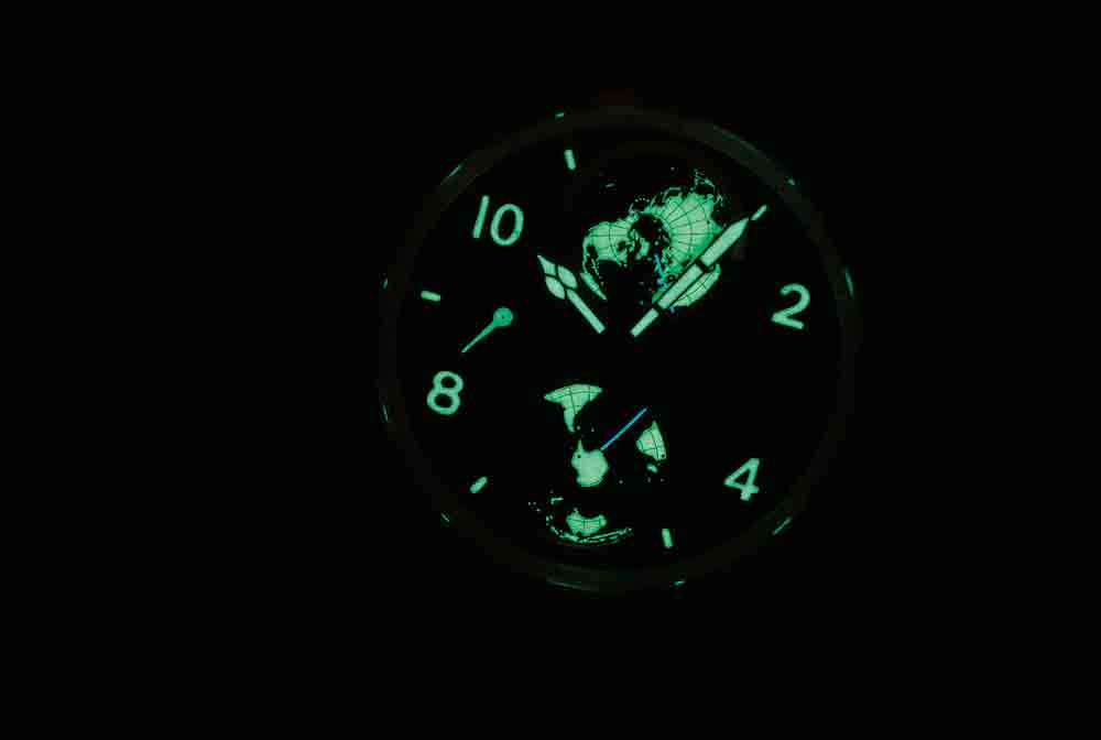 The Arabic numerals, the hour and minutes hands and even the continents are coated in Super-LumiNova.