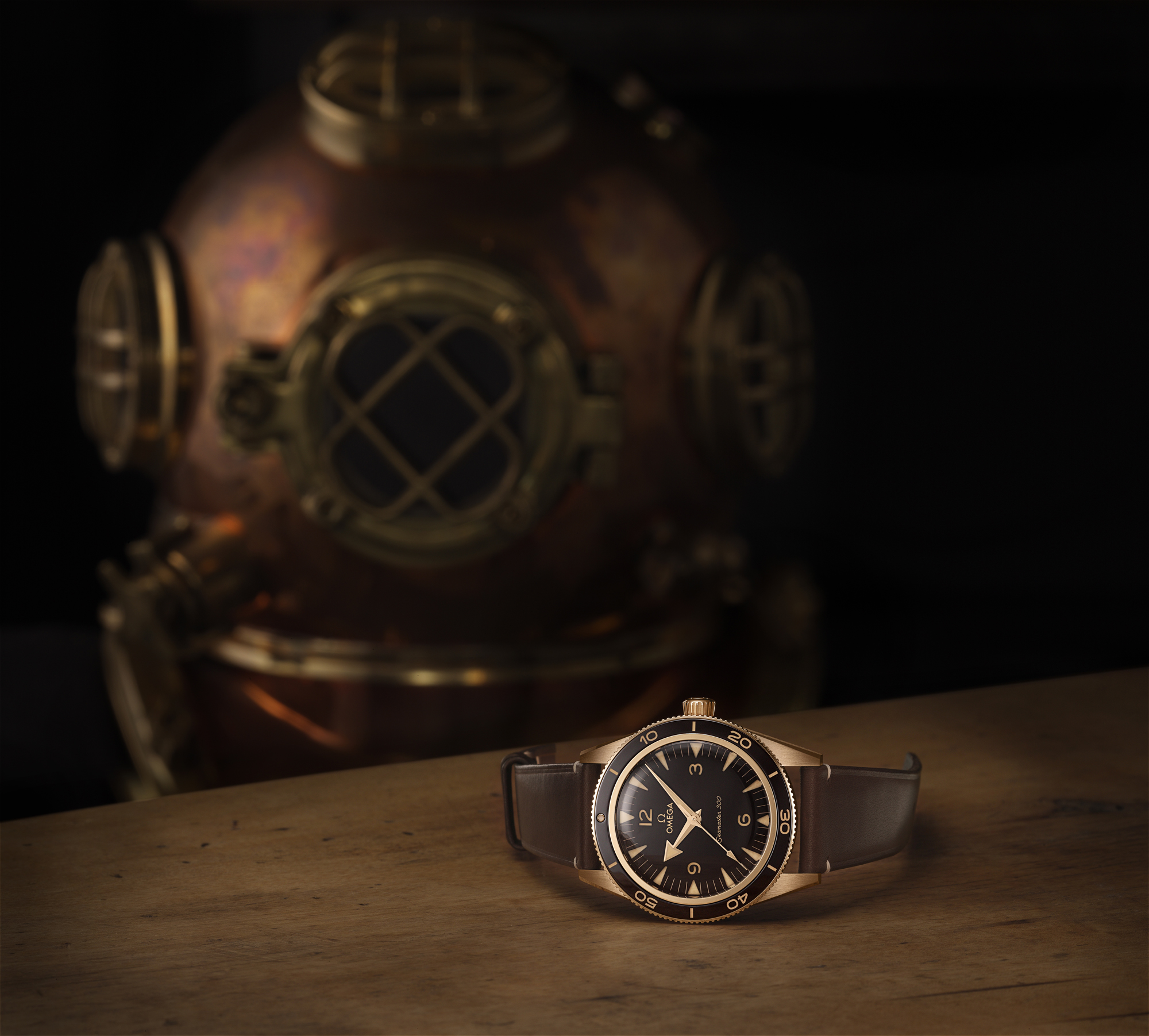 OMEGA_234.92.41.21.10.001_amb_02.jpg