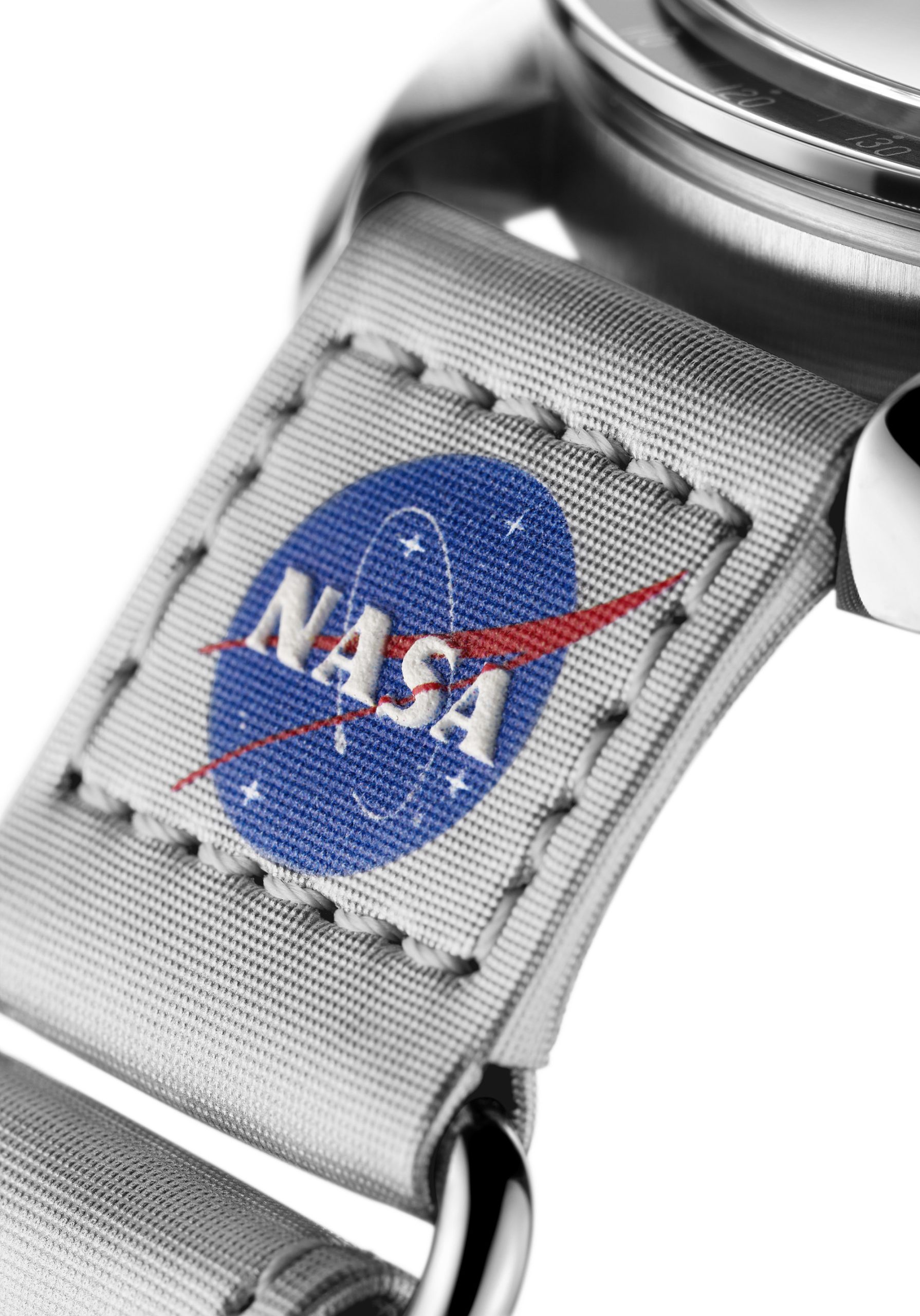 OMEGA_032CWZ016040_close-up.jpg