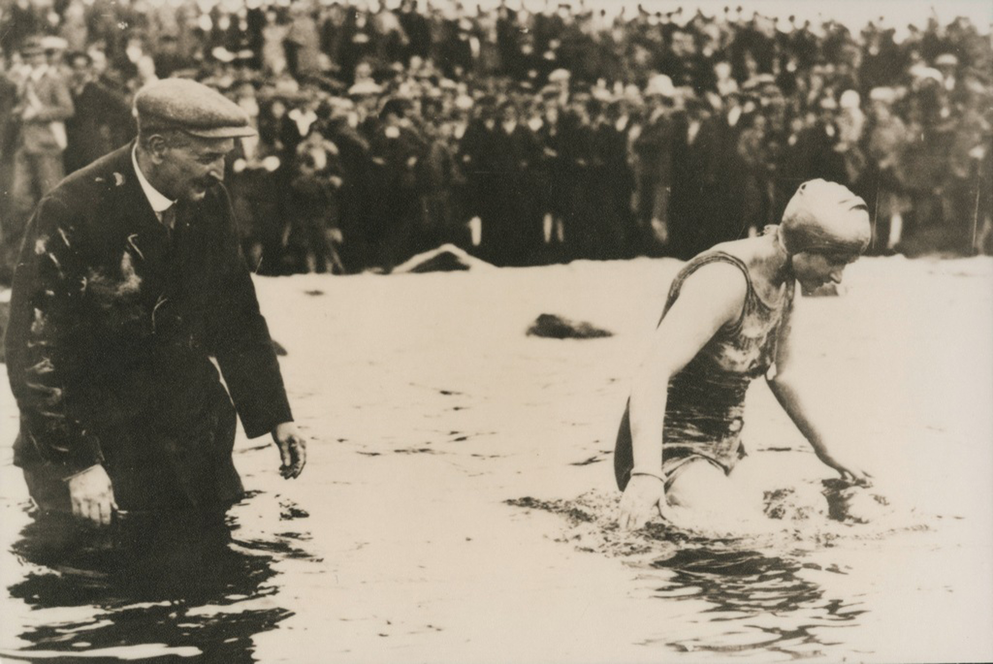 1927 - Mercedes Gleitze, British swimmer, is the first Rolex Testimony.