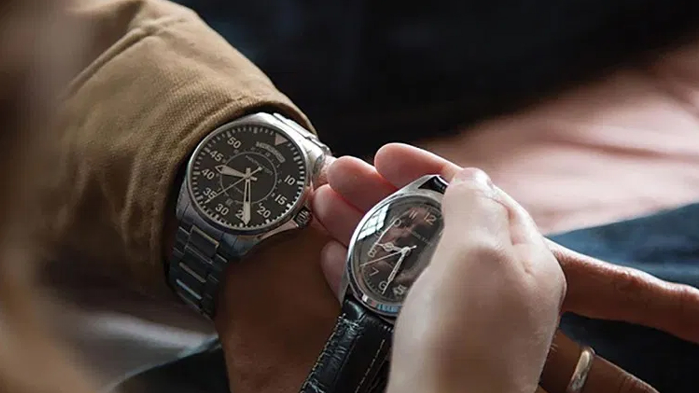 Relativity theory: Comparing Hamilton watches in Interstellar (2014) / Paramount Pictures, Warner Bros. Pictures