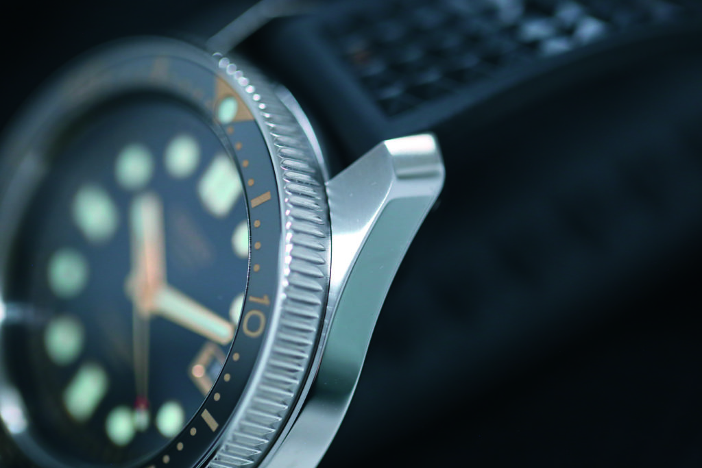 The monobloc case features a single sharp lateral edge and fine satin finish on the top of the lugs and on the flat caseback.