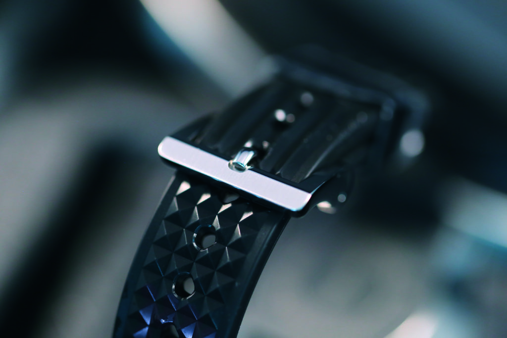 The SLA025J1 comes with an extra-long black silicone strap with pin buckle. The lug width is 19 mm (compared to 20 mm on the SBDX001/17/21).