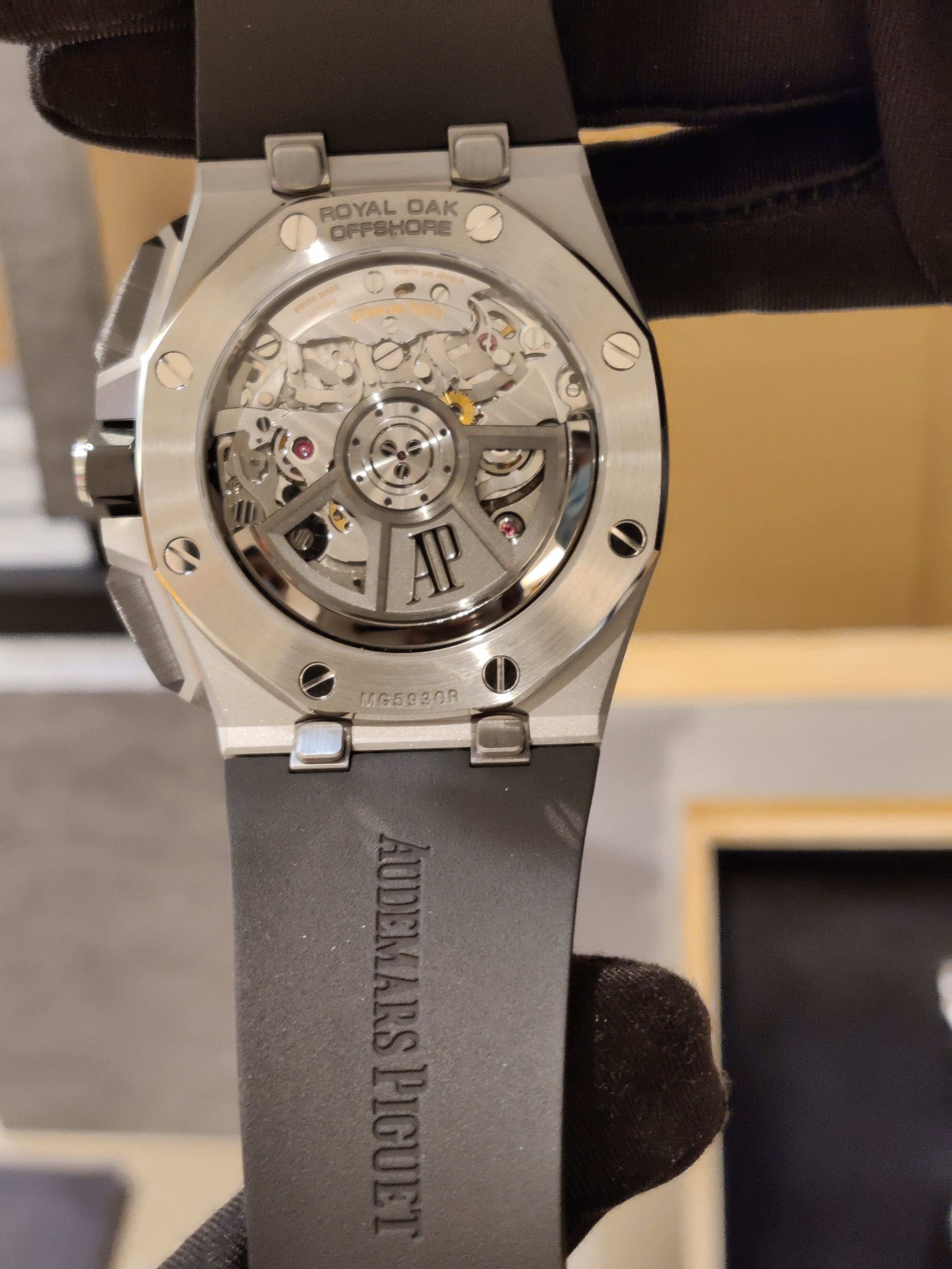 The double-push system for interchangeable straps:1.jpeg