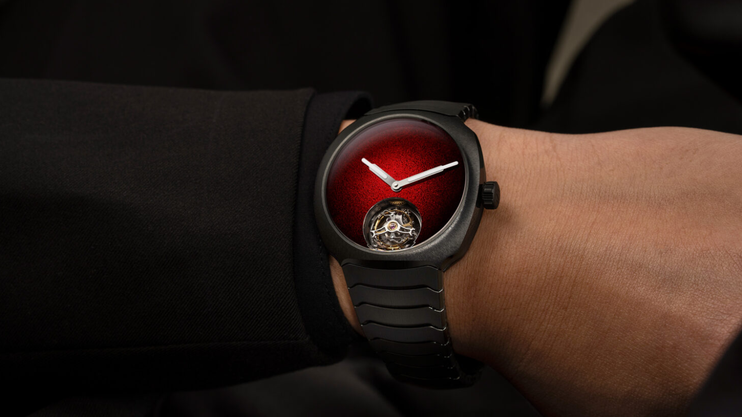 H. Moser & Cie. is debuting a ceramic model in its Streamliner collection