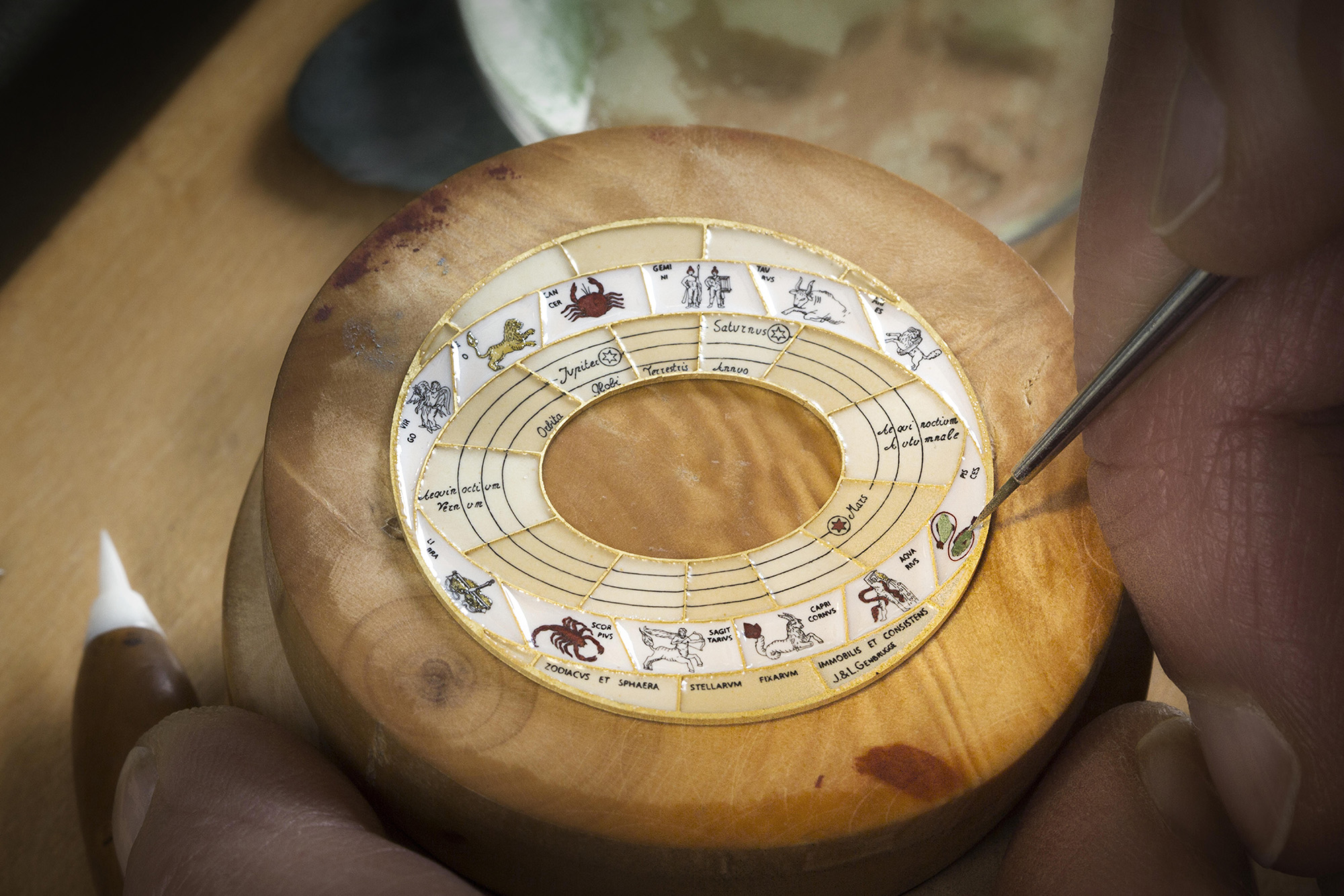 The dial is punctuated by fine lines illustrating the orbit of the five planets shown. Each of these heavenly bodies, represented by a star, is mentioned by its Latin name, as are the two solstices.
