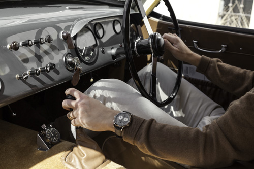 The grey dial of the TRIPLE SPLIT perfectly matches the pure austerity of the Le Mans’ grey dashboard.