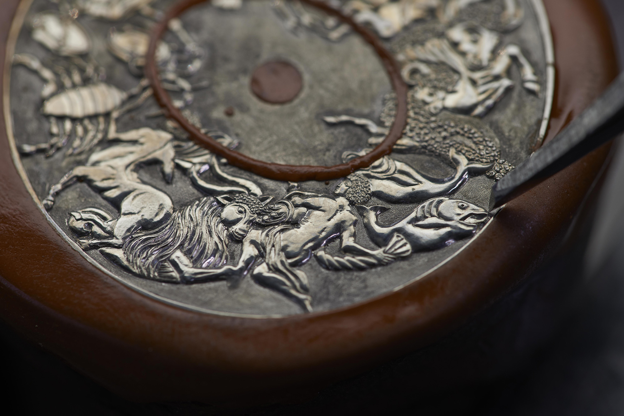The engraver provides ramolayé (pounced ornament) details, highlighting volumes in the material carved out by hand and lit up by the subtle interplay of slanting and depth effects.
