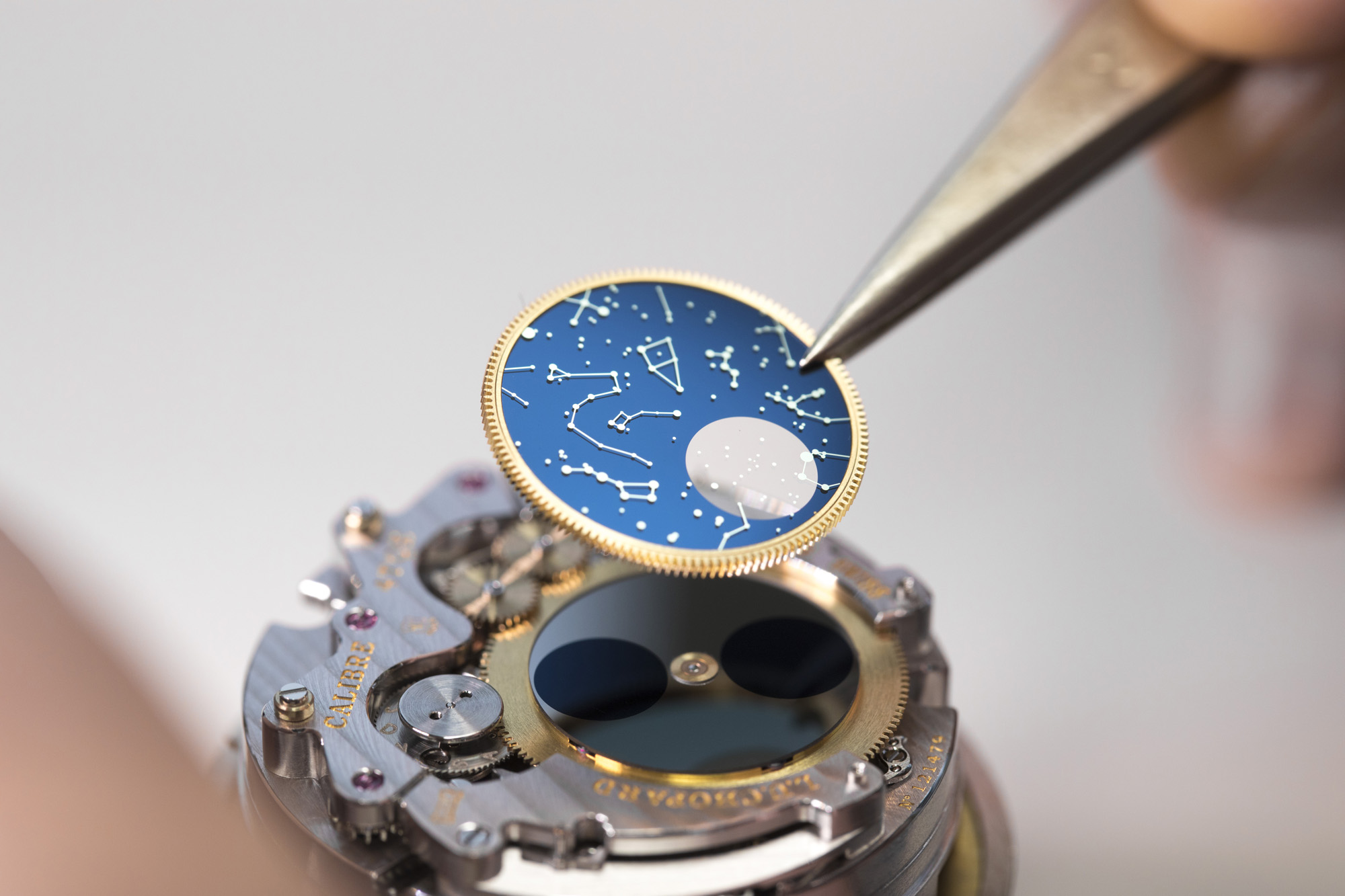 Set up of the moon phase superior disk by the watchmaker