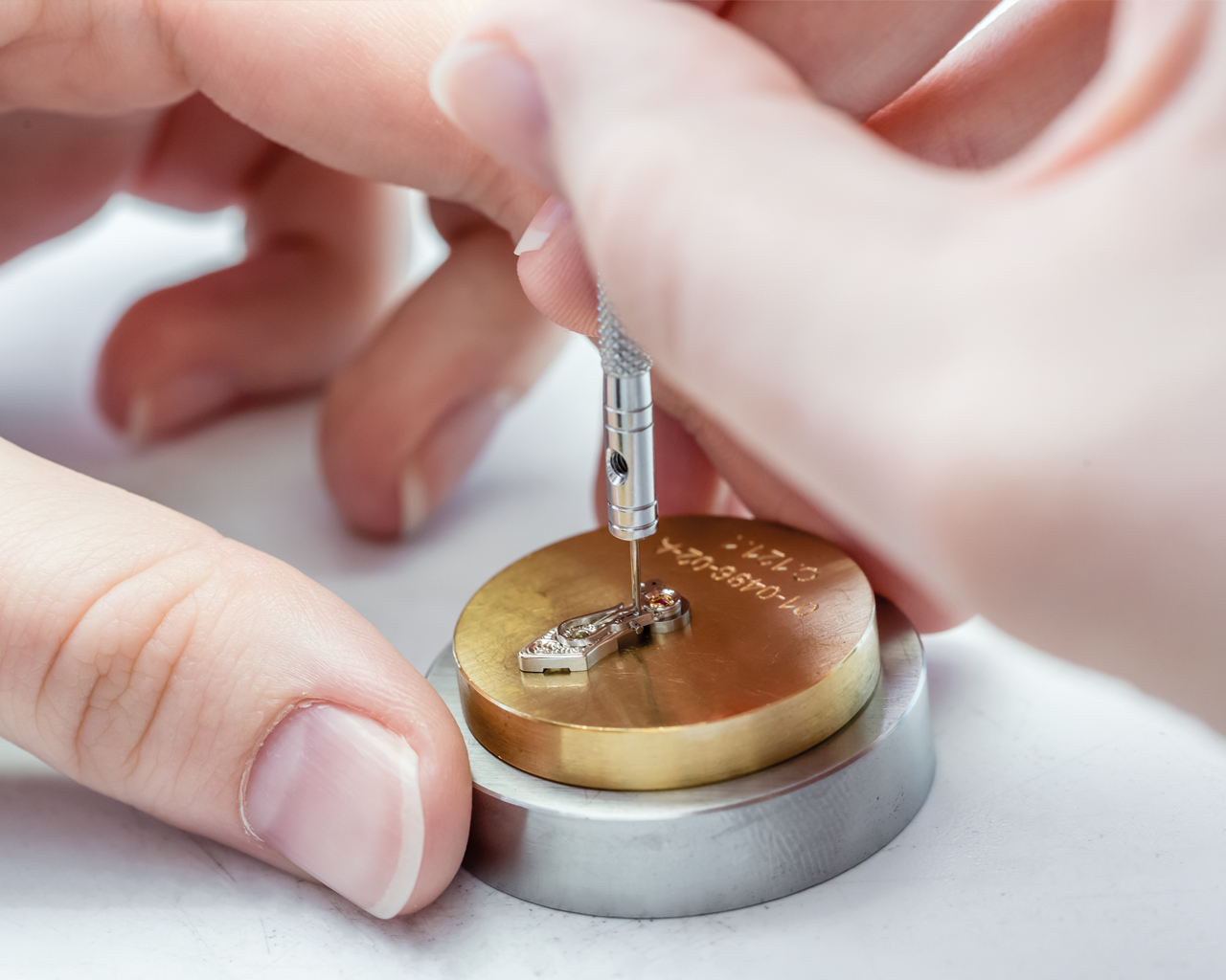 The classic, hand-engraved balance cock ensures the precise adjustment of the oscillator.