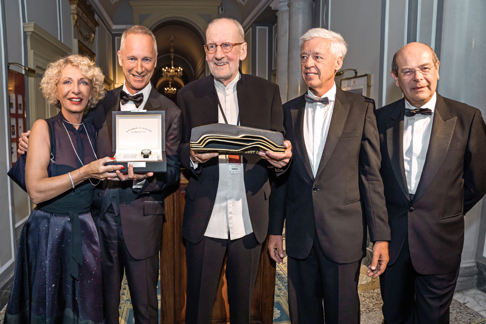 Award ceremony: Lange CEO Wilhelm Schmid (second from left) with the winning couple, Dr. FriederikeHrubesch-Mohringer (left) and Andreas Mohringer (centre), Ulrich Knieps, Head of BMW Group Classic (second from right), and designer Lorenzo Ramaciotti (right).