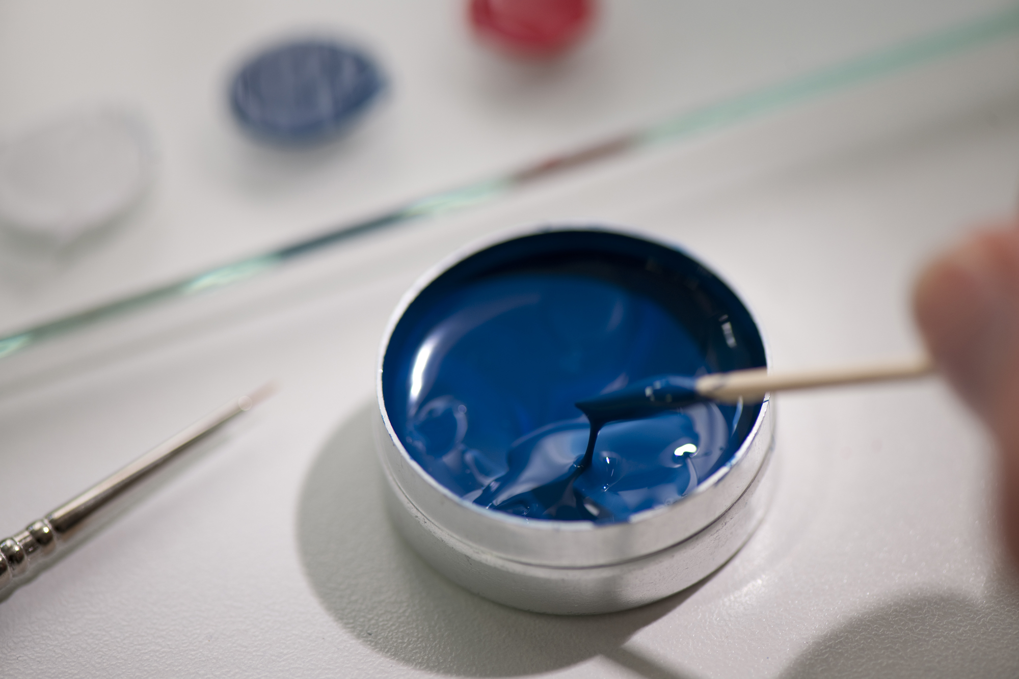 The stars on the top and the stripes on the cover of  the cylinder are painted using a micro-painting technique which requires a paintbrush the width of a single eyelash.
