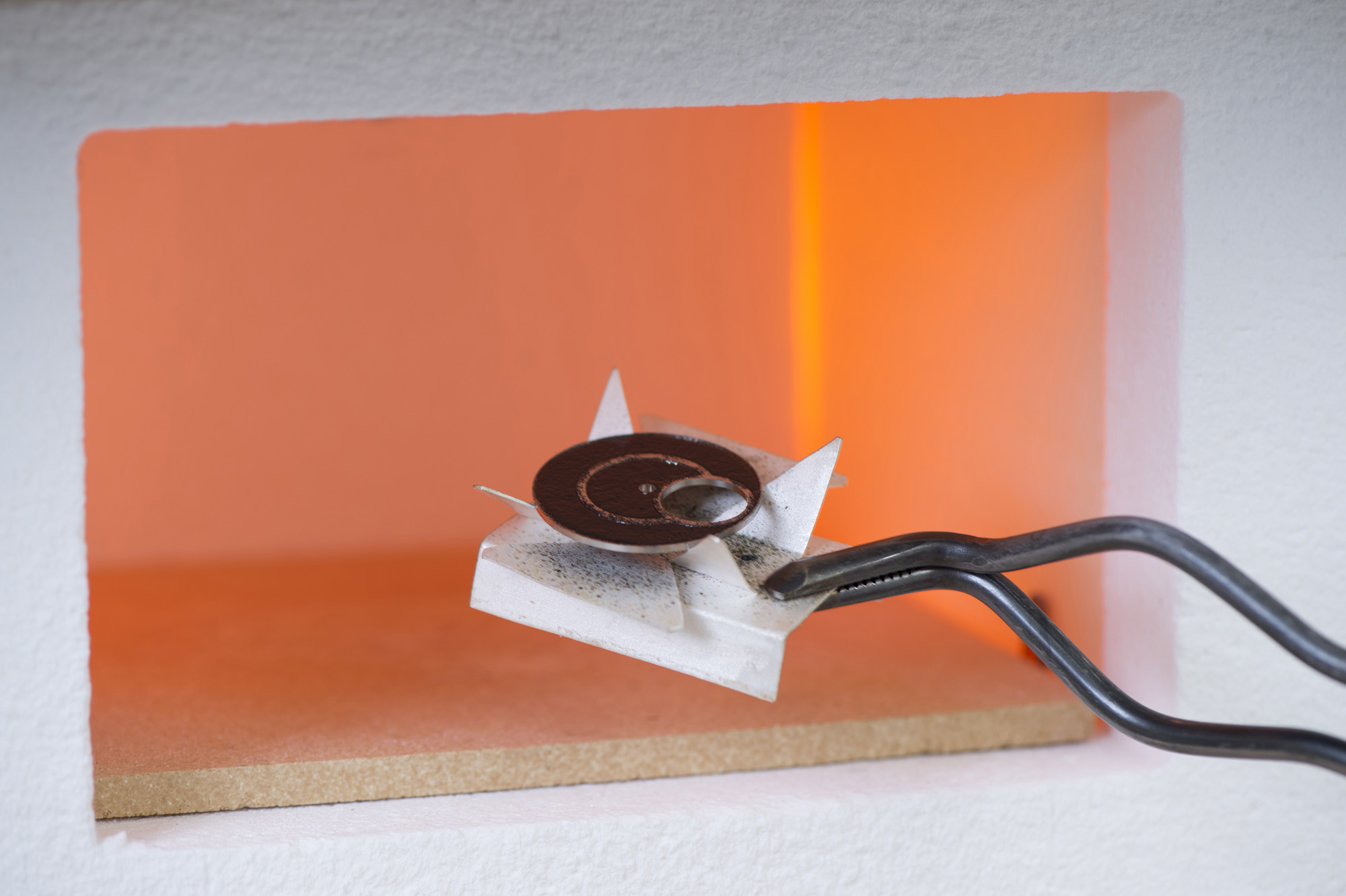 JLC focuses on the Grand Feu enamelling technique which includes heating the kiln in 800 degree celsius to solidify the matter (crushed enamel powder and oil) on the base. Each piece is fired between 17 and 22 times during the vitrification process. 