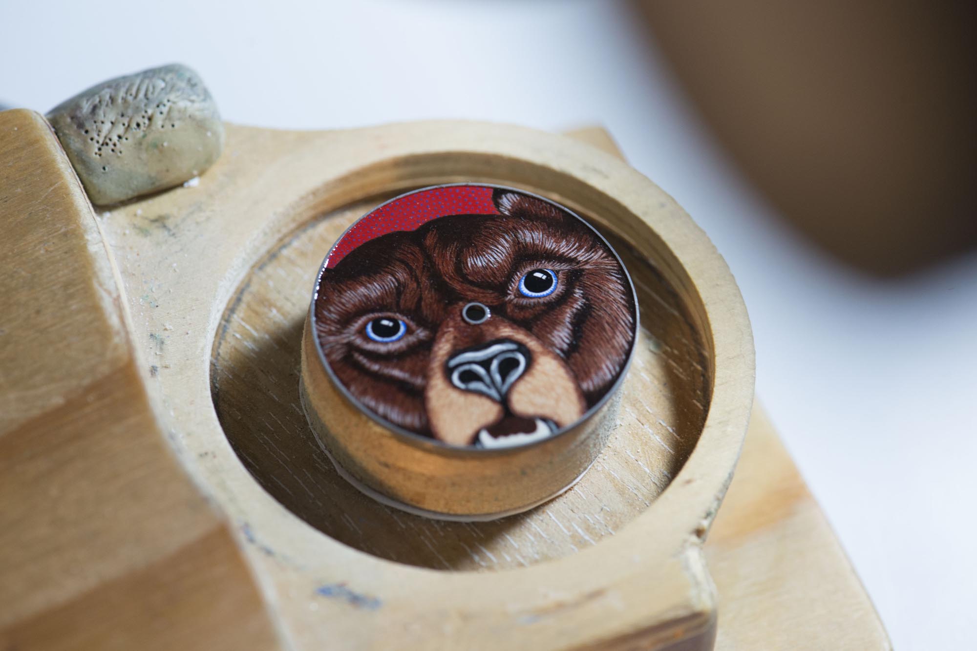 At the end, the portrait of the bear is protected with a translucent enamel, giving us the Slim d'Hermès GRRRR.