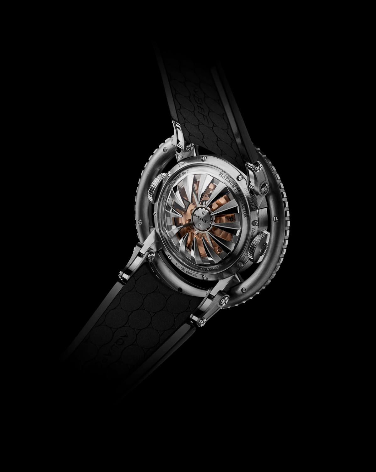 The strap in engraved aircraft-grade rubber highlights the casual nature of HM7 Aquapod, ensuring that it looks just as good with jeans and a t-shirt on land as it does with a bathing suit in the water.