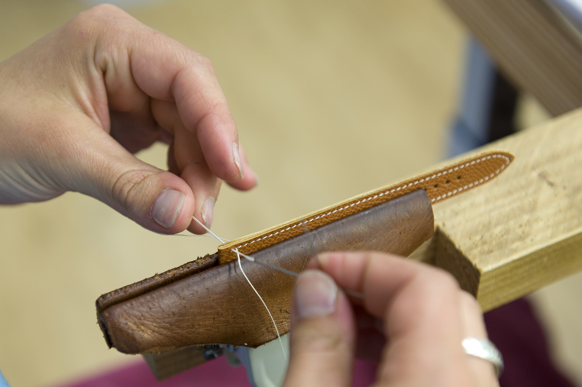Machine-sewn seams also require deftness and experience: each material must be stitched at its own particular angle, so the machinery must be adjusted prior to sewing.
