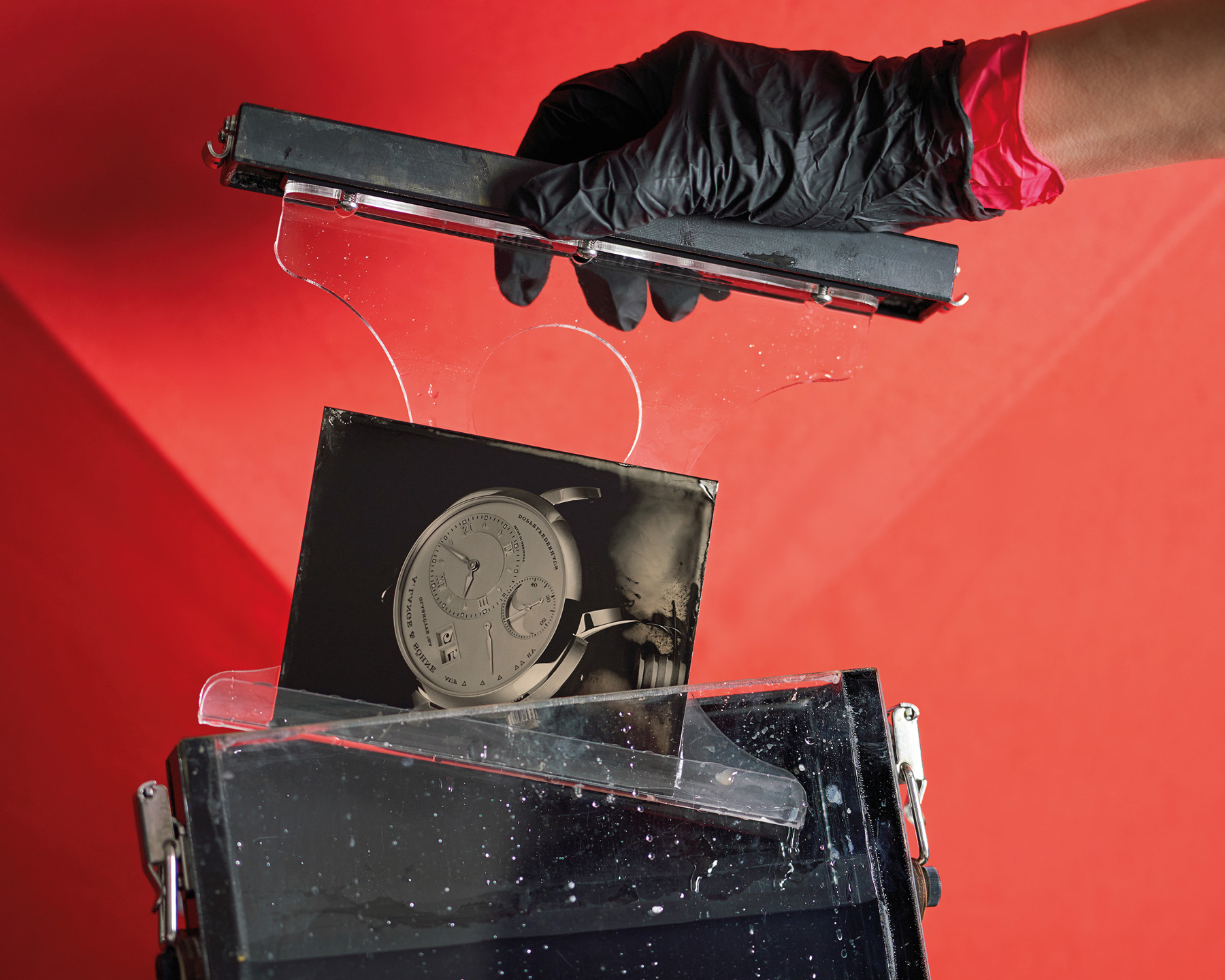 As the process only works while the plate is still wet, the exposed plate must be developed immediately. If the plate dries out, the enormous effort is wasted. Depending on the ambient temperature, the photographer must complete the entire process from coating the plate to developing the final image within a period of only five to fifteen minutes.
