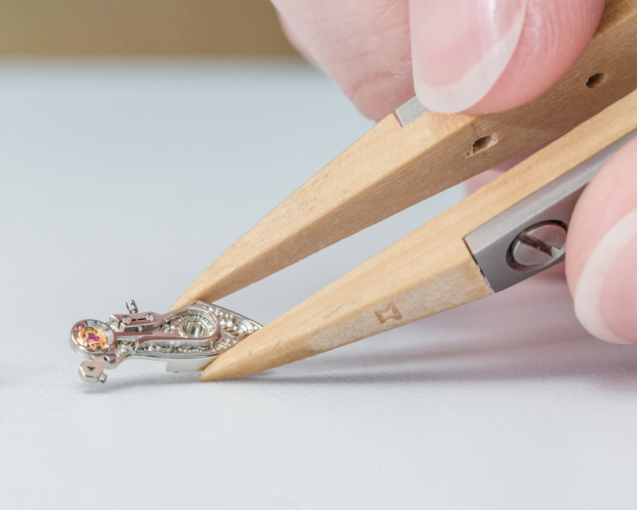 The classic, hand-engraved balance cock ensures the precise adjustment of the oscillator.