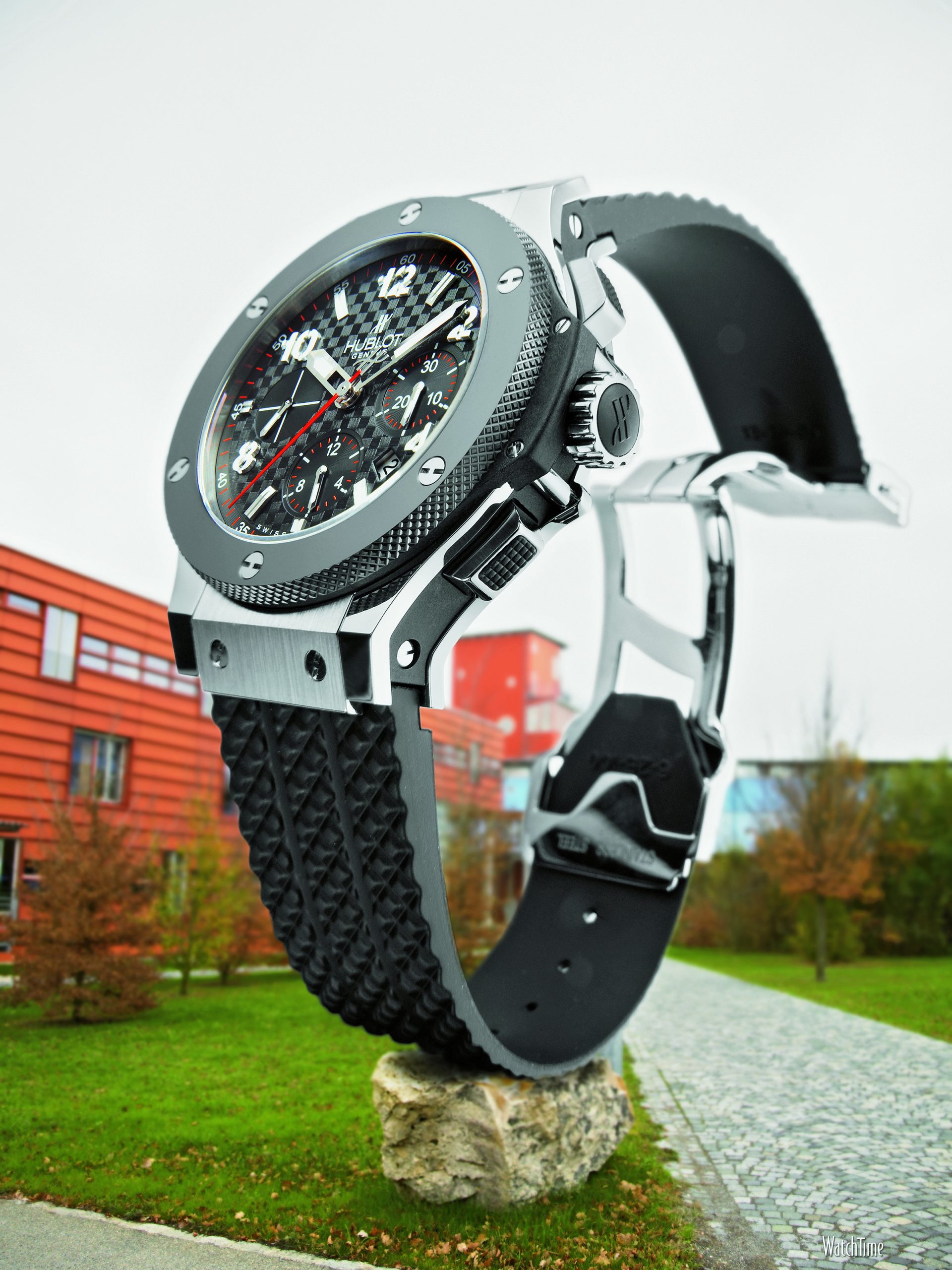 Scarcely any new design in the ’00s could rival the success of Hublot’s Big Bang. Its theme was the combination of widely diverse materials. This mix was made possible by the structure of the case, which combined more than 50 individual parts. The large number of limited editions also contributed toward making Hublot synonymous with bold colour, diversity and joie de vivre.