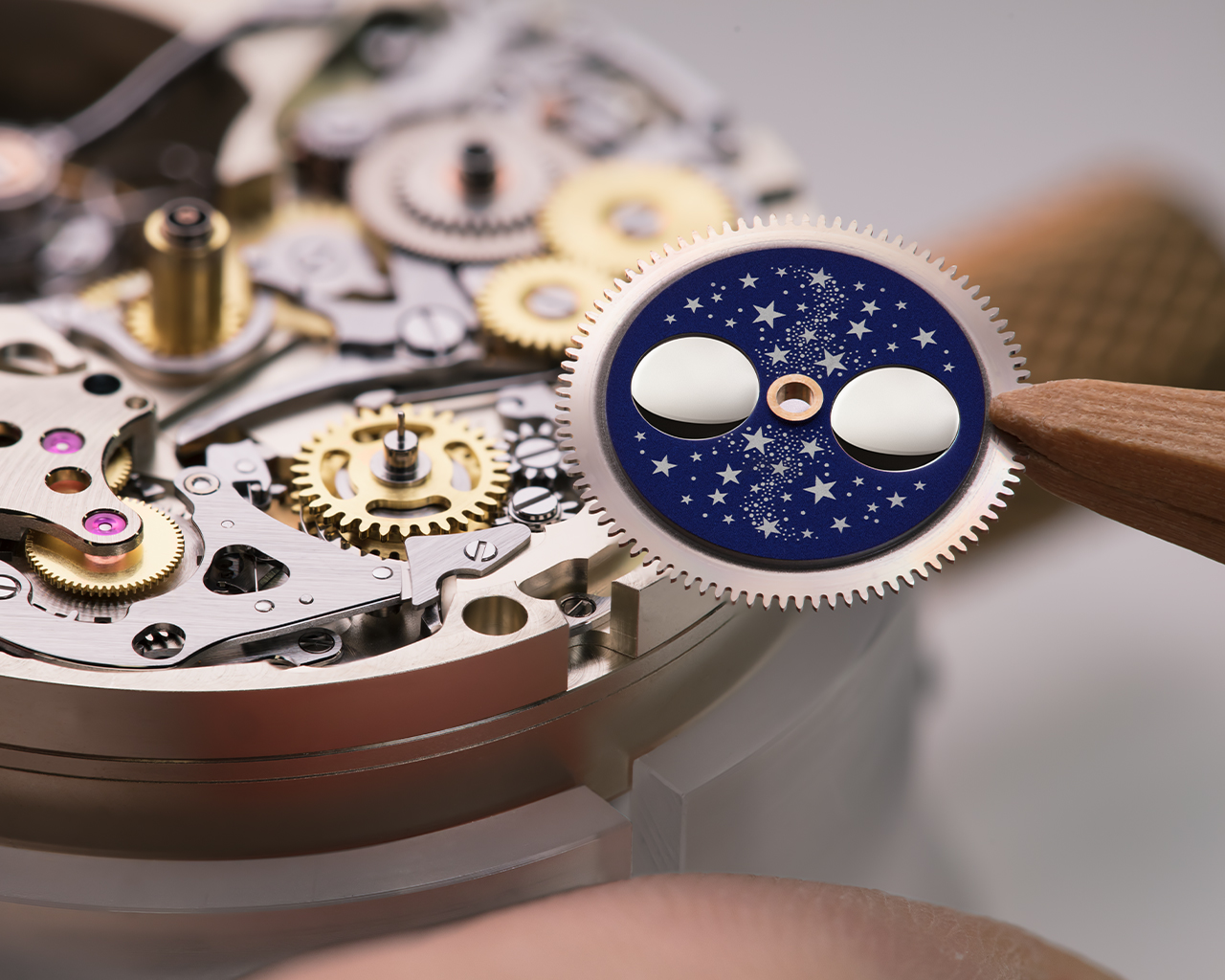 The perpetual calendar correctly displays the different durations of the months in the 100-year cycle of the Gregorian calendar. The seven-stage transmission for the moon phases is calculated so precisely that it only needs a one-day correction after 122.6 years of uninterrupted operation. The deep blue hue of the white-gold lunar disc is the result of a patented coating process. Interference effects function like a filter that hides all non-blue colour spectra of the incident daylight. The crisply contoured stars are cut out of the coating with a laser beam.