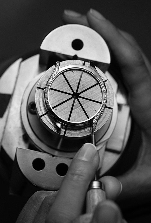 Then you fix the diamonds by folding over the four-tiny-but-tough clasps surrounding each diamond