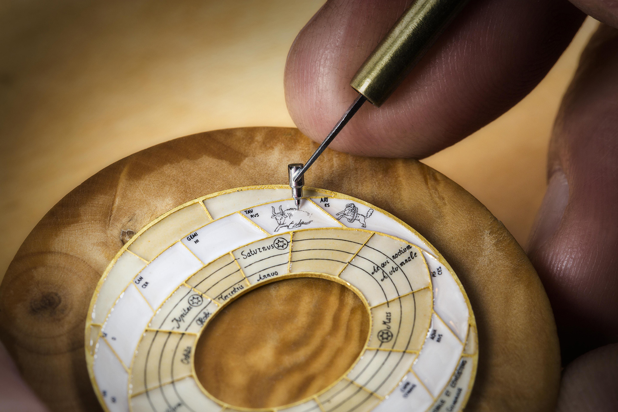 The outer part of the dial bears the 12 zodiac signs in polychrome enamel. They are formed using stencils, finished with a quill pen and filled using a fine brush.