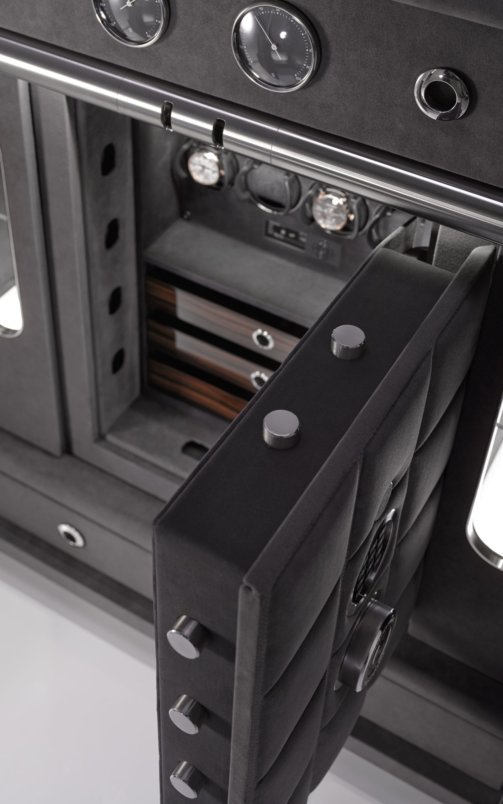 The new Solitaire Vision is the most recent example of the BUBEN&ZORWEG Object of Time® collection. Its inner values, protected by bullet-proof spy glass, inspire a high sense of security and strength. Within, 46 Time Mover® can hold a collection of automatic watches, some of them in the integrated VdS-certified safe that forms the core of the whole ensemble. The clock is a central element and a highlight of the Objects of Time®. Featuring a world time indication and a tourbillon escapement, it connects the interior with the exterior, between the closed and the inviting open state.