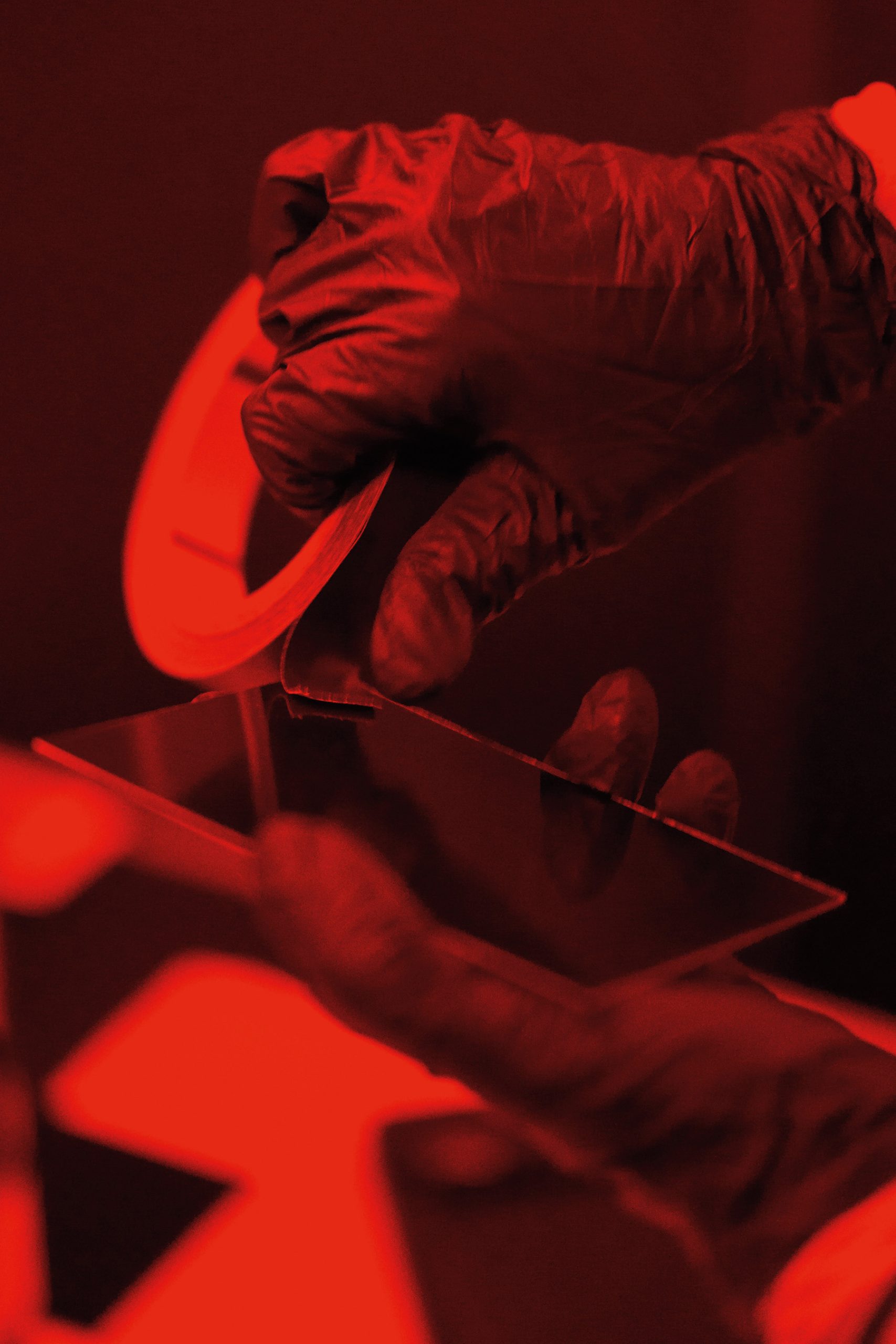 In a first step, a glass plate is coated with collodion, a liquid photosensitive base. This is made by dissolving cellulose nitrate in ether and alcohol and subsequently adding a soluble iodide. Around a dozen different chemicals are used in the process before the finished image can be seen.