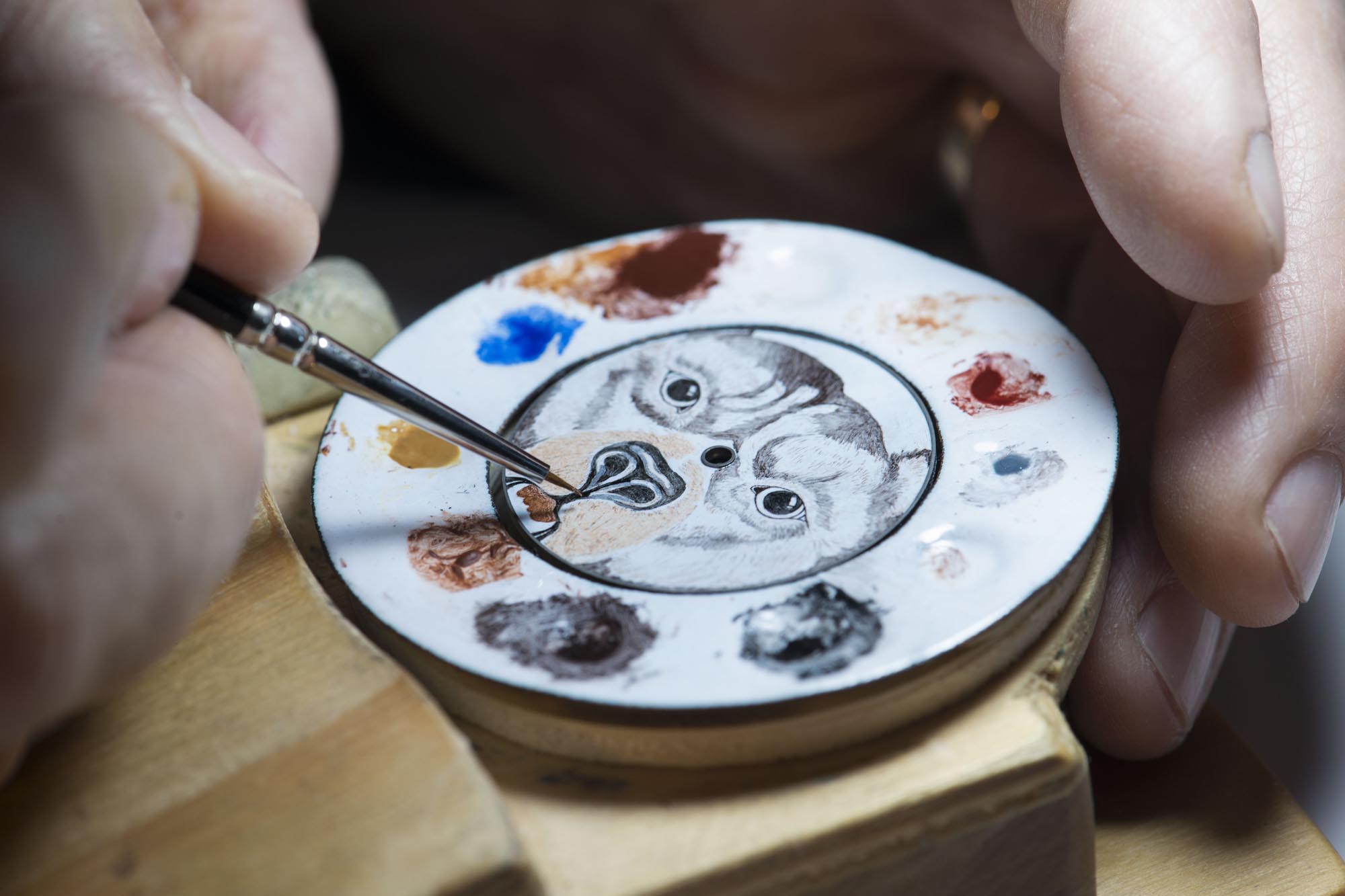 The faultless drying and firing stages between each layer brings more intensity to the painting. 