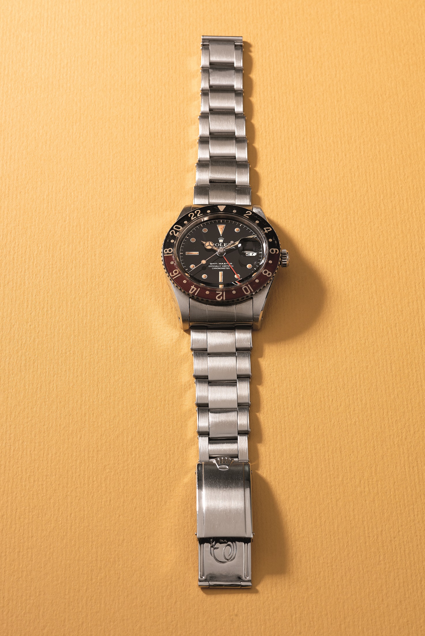 A rare Rolex GMT-Master with a preserved Bakelite bezel makes this a fine museum-grade level timepiece to have. It is available with the original COSC certificate. 