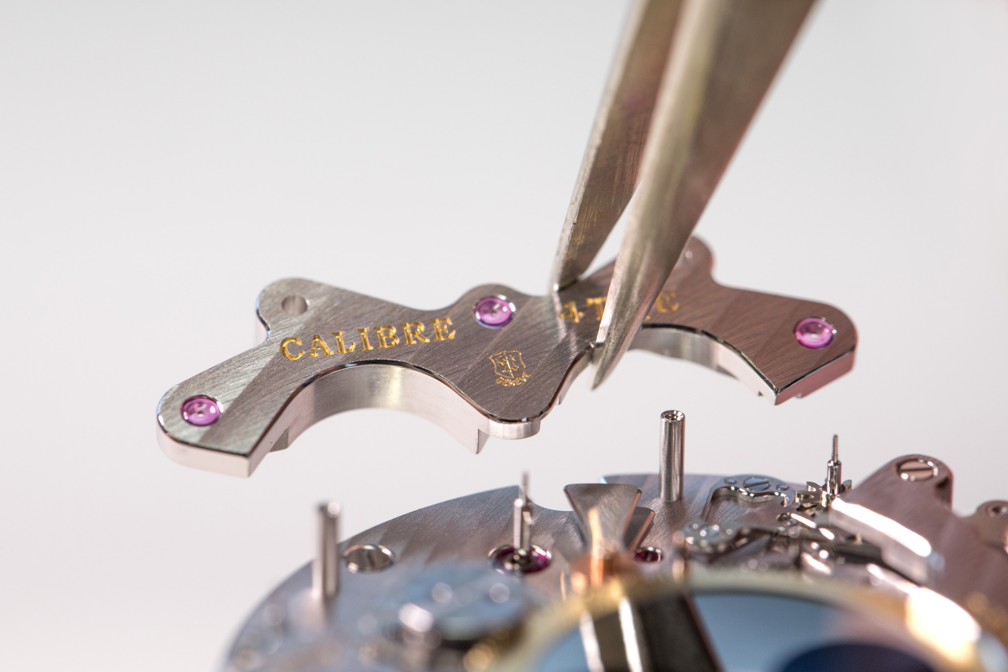 Mounting of the power reserve lower bridge – zoom 2