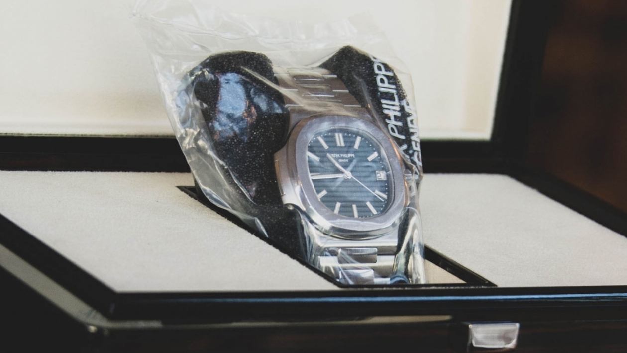 A $35,000 sealed Patek Nautilus ‘Olive Green’ sells for $490,000 USD