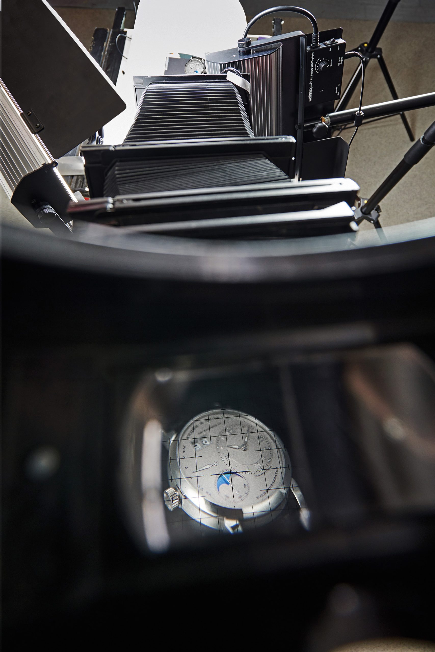 The low sensitivity of 1 to 2 ASA demands exposure times of several minutes or an extremely strong source of light. Exposing the plate to light initiates a chemical reaction in the light- sensitive coating, the results of which first slowly appear in a developing bath in the red light of the darkroom.