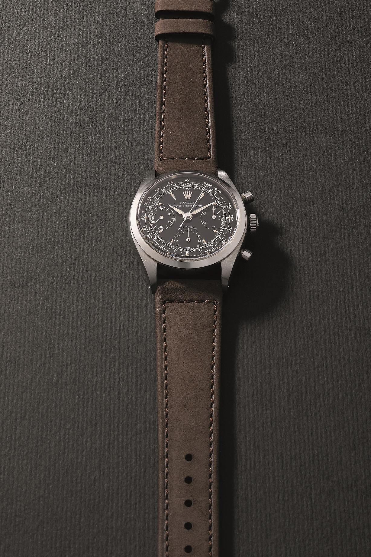 Easily recognisable as a “pre-Daytona”, the reference 6234 is one of the few well-preserved models from the Rolex Oyster chronograph family. It comes with a black glossy dial featuring tachymeter and telemeter scales. 