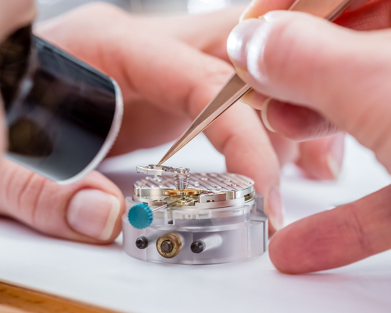 The movement is taken apart after the first assembly, cleaned and reassembled again to ensure the functionality and visual flawlessness of the movement.