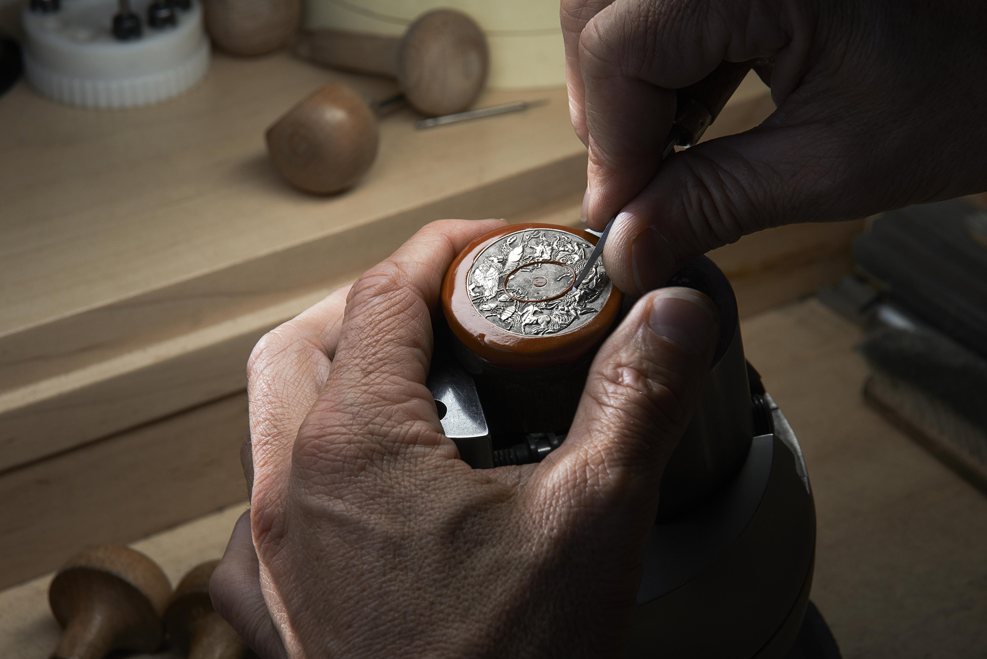 Graced by a baroque-inspired aesthetic, the second dial is hand-engraved, with the 12 signs of the zodiac overlapped on a white gold disc.