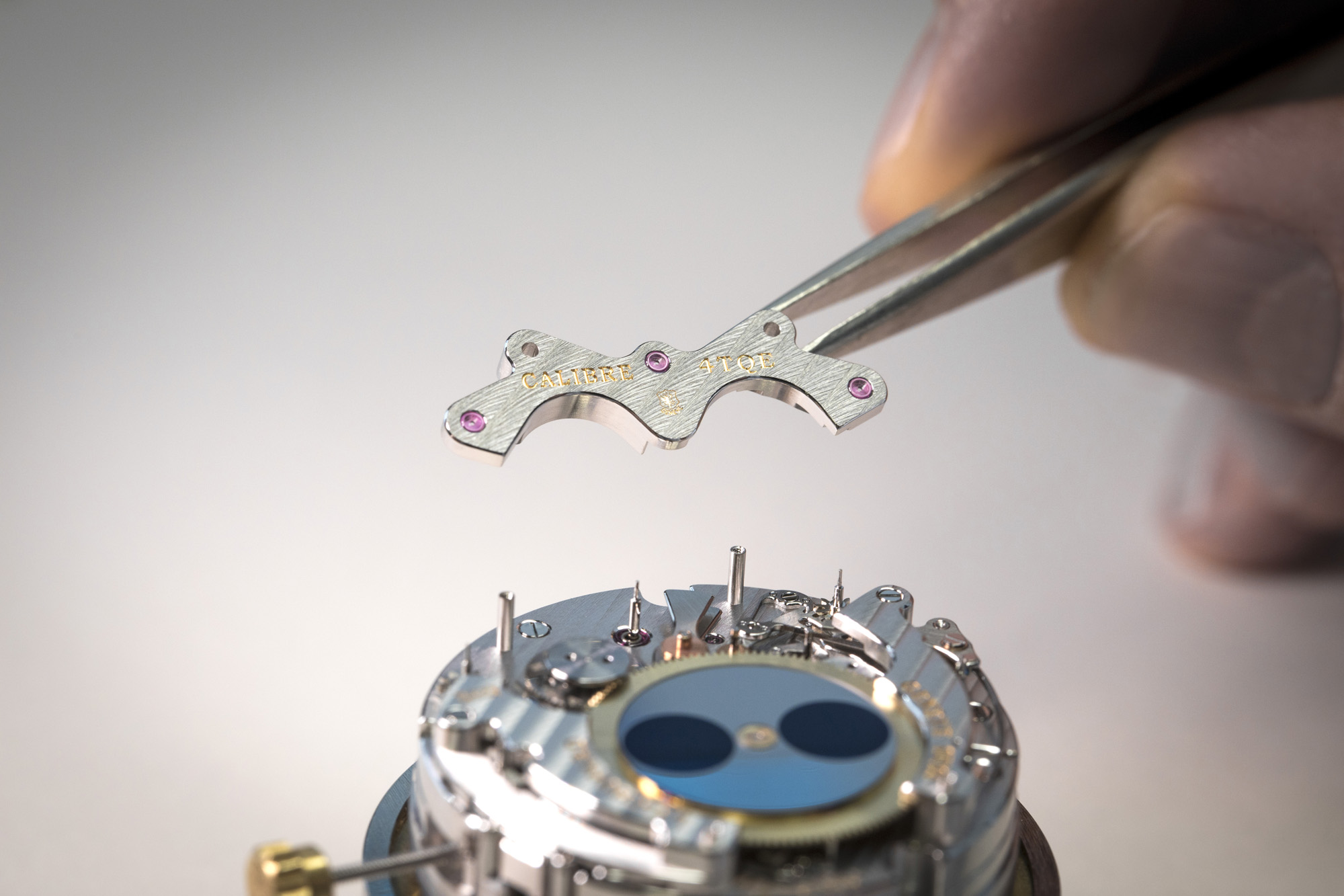 Mounting of the power reserve lower bridge – zoom 1