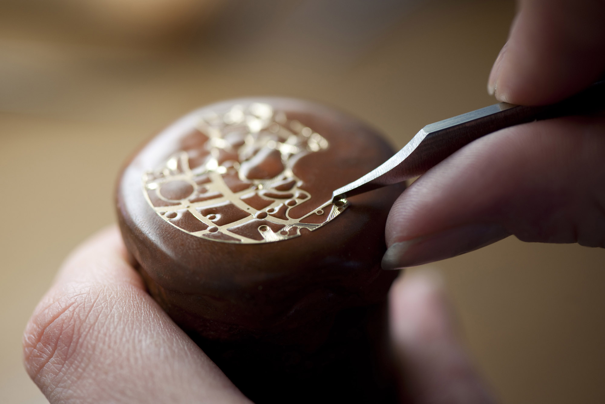 Using a tiny hacksaw, the skeleton-work specialists recreate a previously drawn motif on the component in question, based on the movement plans.